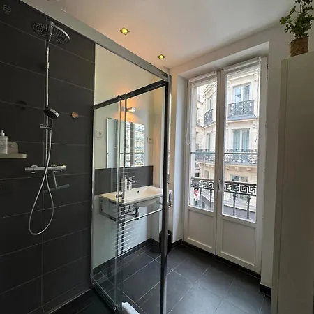Parisien - Balcon Face Au Louvre * Parigi